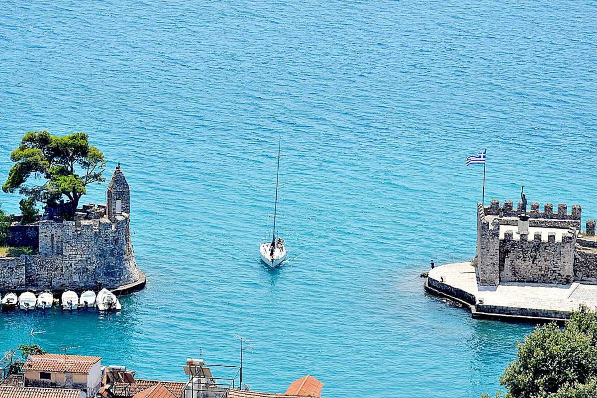 Nafpaktos-Luxury Suite ภายนอก รูปภาพ