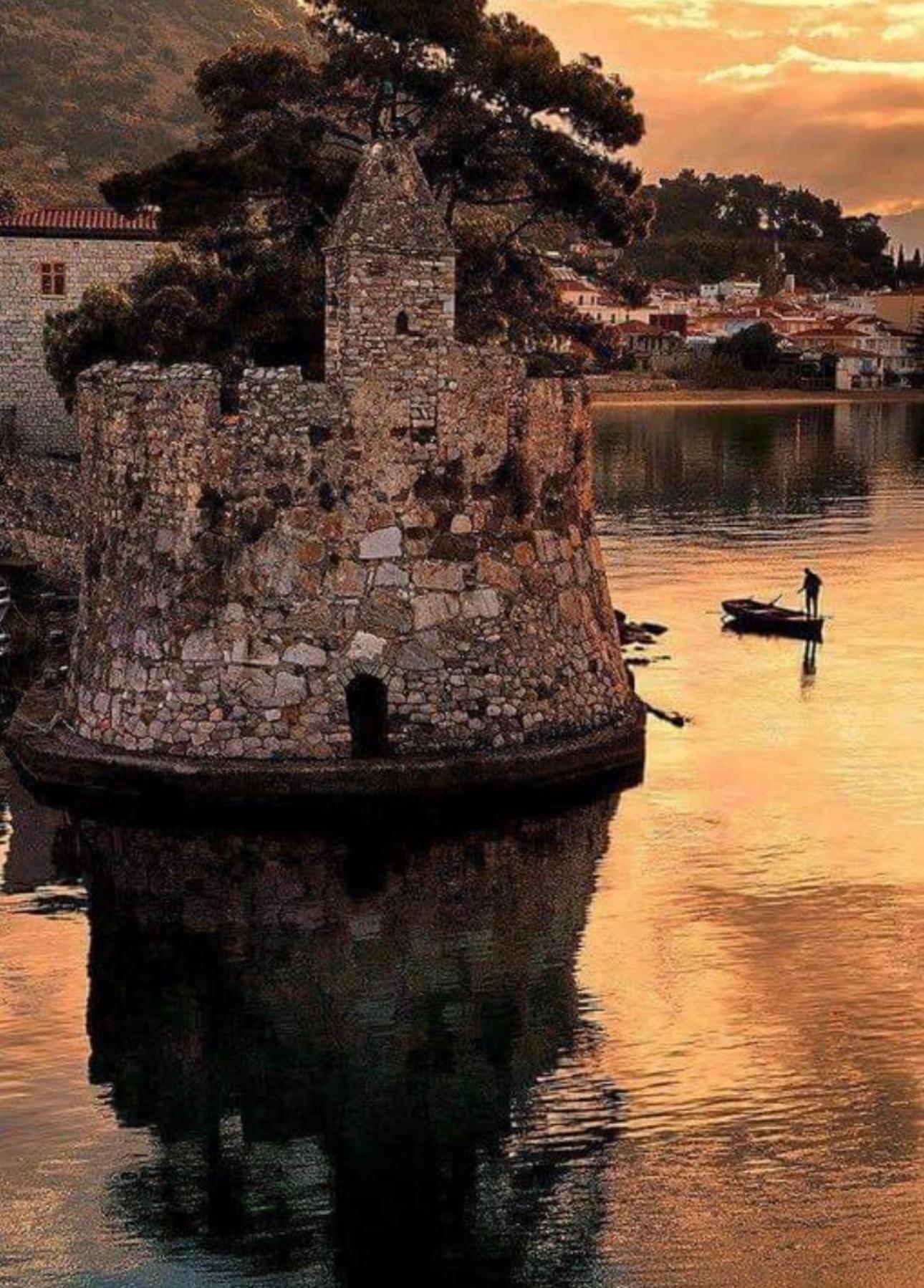 Nafpaktos-Luxury Suite ภายนอก รูปภาพ